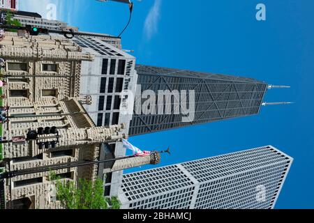 875 North Michigan Avenue, costruito come e a cui si fa riferimento comunemente è il John Hancock Center, è un grattacielo alto 1,128 metri e 100 piani situato a Chicago, Illinois. Situato nel quartiere Magnificent Mile, il suo nome è stato cambiato in 875 North Michigan Avenue il 12 febbraio 2018. Fu costruito sotto la supervisione di Skidmore, Owings e Merrill, con il capo designer Bruce Graham Foto Stock