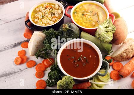 Set di tre zuppe da cucina mondiale, cibo sano. Brodo con tagliatelle, zuppa di manzo e brodo con gnocchi di midollo. Tutte le zuppe con verdure sane Foto Stock