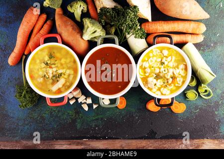 Set di tre zuppe da cucina mondiale, cibo sano. Brodo con tagliatelle, zuppa di manzo e brodo con gnocchi di midollo. Tutte le zuppe con verdure sane Foto Stock