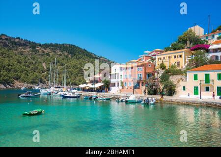 Il pittoresco villaggio di Assos sull'isola di Cefalonia, Grecia Foto Stock