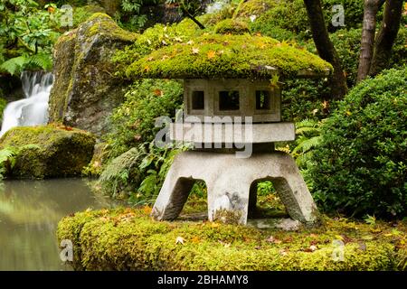 Autunno, Pagoda, giardino giapponese, Portland, Oregon, Stati Uniti Foto Stock