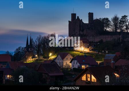 Germania, Turingia, Eichsfeld, Bornhagen, Castello di Hanstein sopra il villaggio Rimbach, colpo notturno Foto Stock