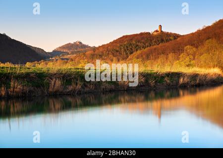 Germania, Assia, vicino Witzenhausen, vista sul lago sulla Werra, sinistra Castello di Hanstein, destra Ludwigstein, luce serale, simbolo della divisione tedesca Foto Stock