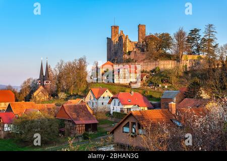 Germania, Turingia, Eichsfeld, Bornhagen, Castello di Hanstein sopra il villaggio di Rimbach, luce del mattino Foto Stock
