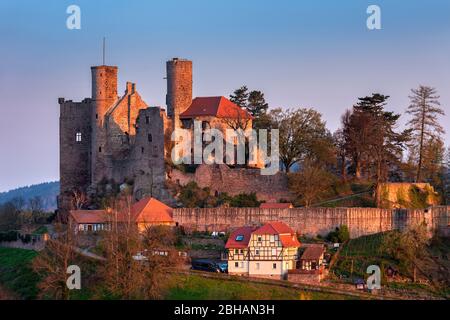 Germania, Turingia, Eichsfeld, Bornhagen, Castello di Hanstein sopra il villaggio di Rimbach alla prima luce del mattino Foto Stock