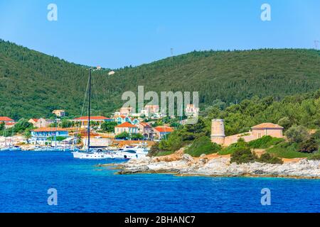 Il pittoresco villaggio di Fiskardo sull'isola di Cefalonia, Grecia Foto Stock