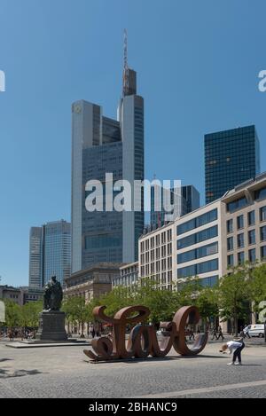 Goethe Monumento sulla piazza Goethe prima di cui la parola amore Foto Stock