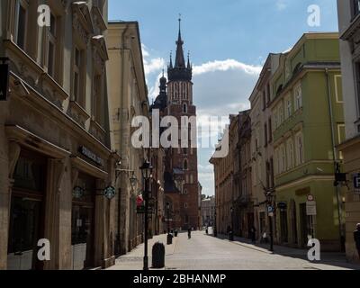 Cracovia/Polonia - 22/04/2020. Via Florianska quasi vuota a Cracovia durante la pandemia del coronavirus covid-19. Alla fine della strada torri di Mariack Foto Stock