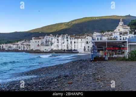 Europa, Spagna, Catalogna, Costa Brava, vista dalla spiaggia di Cadaqués sul lungomare con le sue facciate bianche e la chiesa di Santa Maria Foto Stock