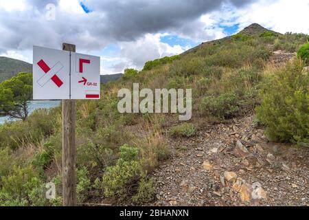 Europa, Spagna, Catalogna, Costa Brava, segnavia sulla strada costiera Camí de Ronda tra Cadaqués e Roses Foto Stock