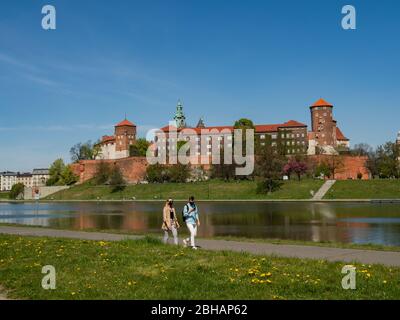 Cracovia/Polonia - 23/04/2020. L'ex residenza reale della monarchia polacca, Castello di Wawel, Cracovia, Polonia. Primavera, vista dal fiume Vistola boul Foto Stock