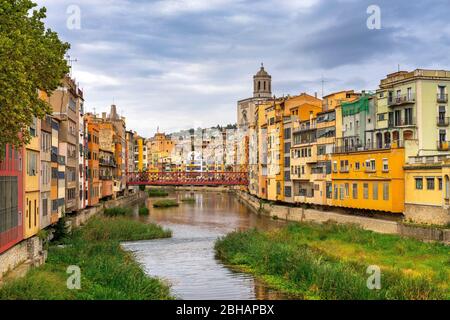 Europa, Spagna, Catalogna, Costa Brava, Girona, vista sul Onyar, il Ponte Eiffel, la Cattedrale di Santa Maria e il quartiere ebraico di Girona Foto Stock