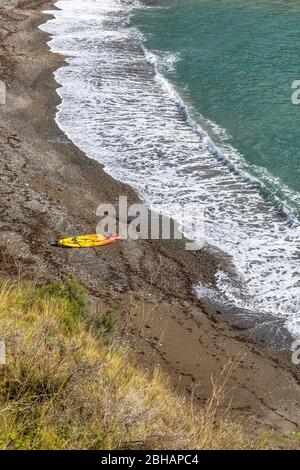 Europa, Spagna, Catalogna, Costa Brava, kayak colorato sulla spiaggia di Cala Jóncols Foto Stock
