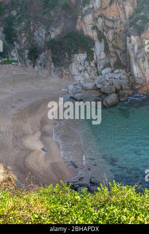 Europa, Spagna, Catalogna, Costa Brava, Spiaggia nascosta in una piccola baia dietro la città vecchia di Tossa de Mar. Foto Stock