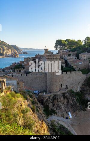 Europa, Spagna, Catalogna, Costa Brava, vista sulla fortezza nella città vecchia di Tossa de Mar Foto Stock