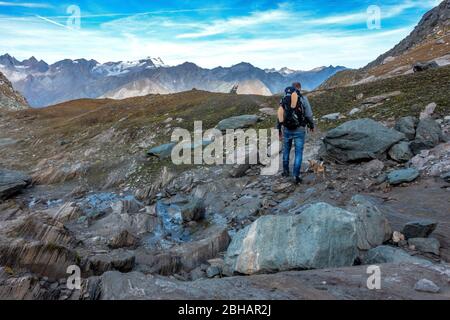 Europa, Austria, Tirolo, Tirolo Orientale, alti Tauri, Kals am Großglockner, escursionisti sulla strada per il Kessleralm in discesa dalla Sudetendeutsche Hütte negli alti Tauri Foto Stock