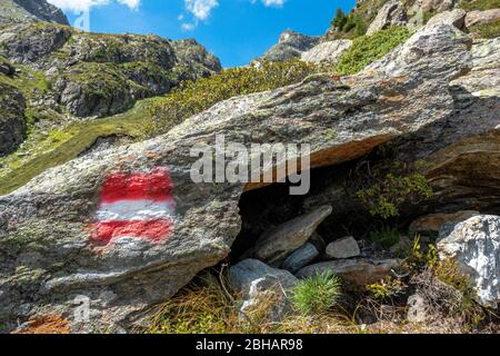 Europa, Austria, Tirolo, Alpi Ötztaler, Umhausen, Leierstal, sentiero che segna su una roccia nella salita al Hütte Erlanger sopra il Leierstal Foto Stock