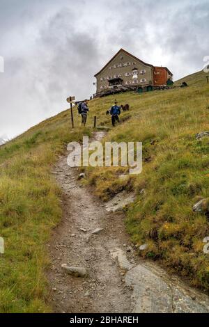 Europa, Austria, Tirolo, Alpi Ötztal, Vent, escursionisti di fronte al Hochjochospiz nella parte posteriore Rofental Foto Stock