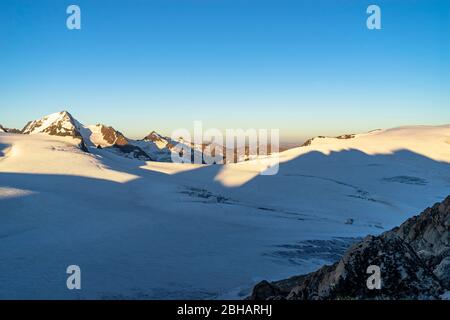 Europa, Austria, Tirolo, Alpi Ötztal, Vent, umore mattutino sul Kesselwandferner, Gepatschferner e il Weisskugel nelle Alpi Ötztal Foto Stock