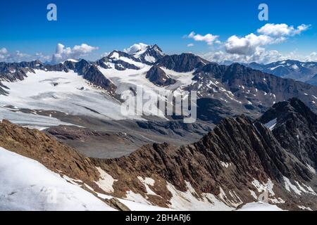 Europa, Austria, Tirolo, Alpi Ötztal, Vent, vista dal rifugio kogel sul Vernagtferner e la Wildspitze Foto Stock