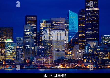 Skyline della città di notte, Seattle, Washington, USA Foto Stock