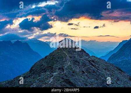 Europa, Austria, Tirolo, Alpi Ötztal, Sölden, Brunnenkogelhaus nelle Alpi Ötztal al tramonto Foto Stock