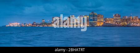 Canada, Nova Scotia, Halifax Halifax skyline della città da Dartmouth, crepuscolo Foto Stock