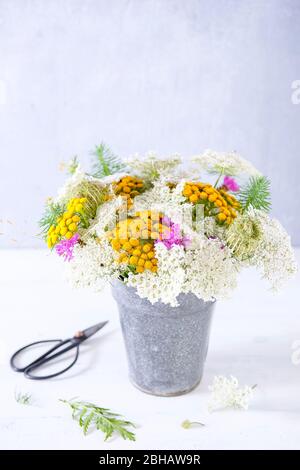 Mazzo estivo di fiori di prato in un piccolo vaso di zinco Foto Stock