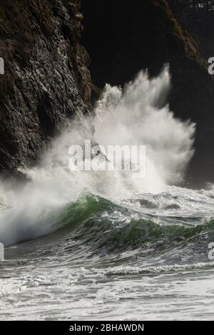 Wave che colpisce la scogliera, Cape Disappointment state Park, Washington, USA Foto Stock