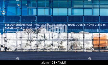 Kaiser Franz Josefs Höhe centro visitatori, il Grossglockner rifletteva sulla struttura in vetro, Hohe Tauern National Park, Grossglockner High Alpine Road, Carinzia, Austria, Europa Foto Stock
