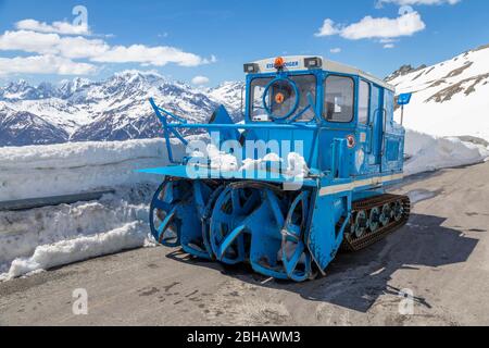 Attrezzatura per lo sgombero della neve, rompighiaccio, sulla strada alpina Grossglockner, Parco Nazionale degli alti Tauri, Austria, Europa Foto Stock