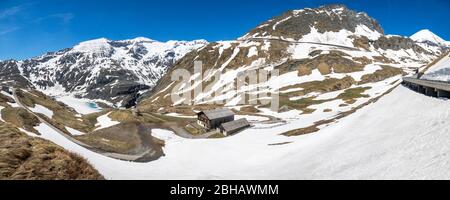 Panoramica della strada alpina Grossglockner vicino al Pasterzenhaus con una piccola cappella alpina e il Parco Nazionale Speicher Margaritzen, Hohe Tauern, strada alpina Grossglockner alta, Carinzia, Austria, Europa Foto Stock