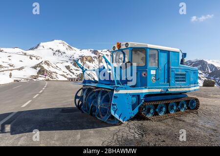 Attrezzatura per lo sgombero della neve, rompighiaccio, sulla strada alpina Grossglockner, Parco Nazionale degli alti Tauri, Austria, Europa Foto Stock