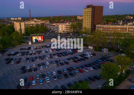 Cinema drive-in temporaneo, nel parcheggio di fronte alla fiera di Essen, Grugahalle, grande schermo a LED, nel quartiere RŸttenscheid, effetti di Th Foto Stock