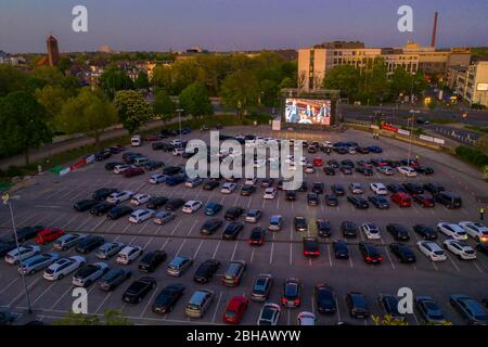 Cinema drive-in temporaneo, nel parcheggio di fronte alla fiera di Essen, Grugahalle, grande schermo a LED, nel quartiere RŸttenscheid, effetti di Th Foto Stock