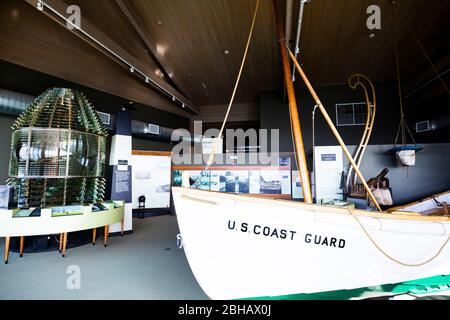 Lighthouse Lens Interior Lewis and Clark Interpretive Center, Cape Disappointment state Park, Washington, USA Foto Stock