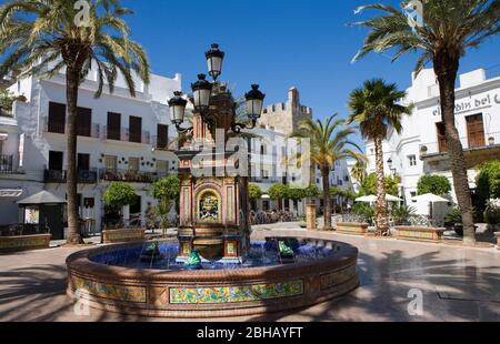 Spagna, Andalusia, Vejer de la Frontera, la Plaza de Espana con il municipio e la fontana piastrellata Foto Stock