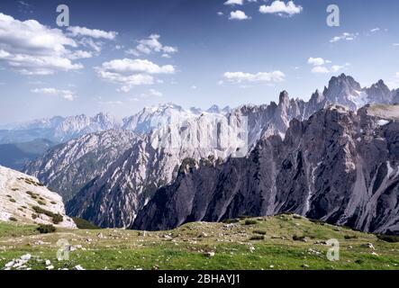 Vista sulle Dolomiti in estate, vista dal parco naturale Drei Zinnen Foto Stock