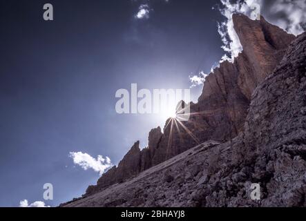 Vista dal sentiero escursionistico al lato sud del Drei Zinnen con sole pomeridiano Foto Stock