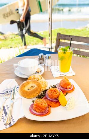 Brunch a base di salmone affumicato con un'alba in tequila e un cappaccino, il Boathouse Restaurant, Hendry's Beach, Santa Barbara, California Foto Stock