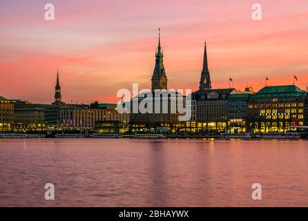 Germania, Amburgo, vista sul Binnenalster a Jungfernstieg. Torre sinistra della chiesa di San Katharinen, torre centrale del municipio, torre destra della chiesa rovina San Nikolai. Foto Stock