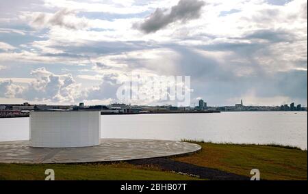 Isola di Videy; Torre della Pace Imagine; Meer; Himmel; Isola; Reykjavik Foto Stock