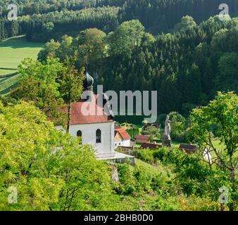 Germania, Baden-Württemberg, Schelklingen - Huts, vista dalla roccia del castello sulla 'Cappella alla dolorosa Madre di Dio 'costruito nel 1717/19 con la statua del 'buon Pastore' Foto Stock