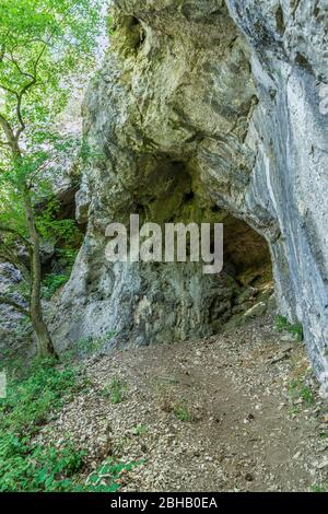 Germania, Baden-Württemberg, Blaubeuren, piccolo Rusenschlosshöhle anche piccola grotta nel Blautal a Blaubeuren Foto Stock