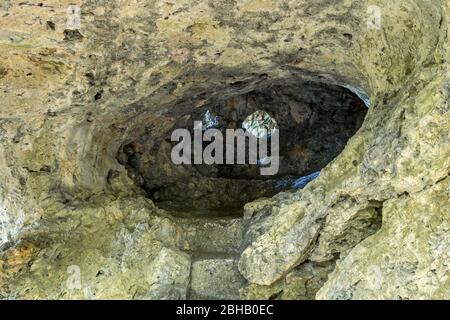 Germania, Baden-Württemberg, Blaubeuren, piccolo Rusenschlosshöhle anche piccola grotta nel Blautal a Blaubeuren Foto Stock