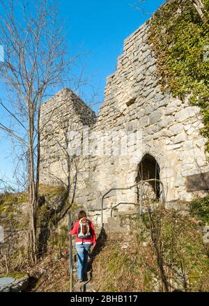 Germania, Baden-Württemberg, Lenningen-Oberlenningen, rovine del castello di Wielandstein nella valle superiore di Lenninger, nella biosfera dell'Albano Svevo. Foto Stock