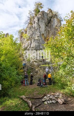 Germania, Baden-Württemberg, Lenningen-Oberlenningen, sport ricreativi, arrampicata sul Wielandstein, nella NSG 'alta Valle di Lenninger' nella biosfera Swabian Alban. Foto Stock