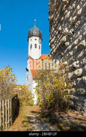 Germania, Baden-Württemberg, Sigmaringen - Jungnau, il mastio dell'ex castello Jungnau chiamato anche Castello di Jungnau, accanto alla chiesa parrocchiale di Sant'Anna, il mastio, fu ribattezzato in onore dell'imperatore Guglielmo II nella torre Kaiser Wilhelm. Foto Stock