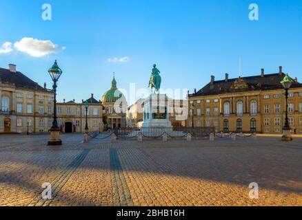 Danimarca, Copenaghen, Palazzo Amalienborg, a sinistra Palais Moltke, a destra Palais Levetzau, centro statua equestre Frederik v. Chr. Sullo sfondo la Frederikskirche, chiesa di marmo Foto Stock