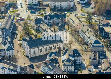 Veduta aerea della parrocchia cattolica di San Walburga, piazza Stiftsplatz, Meschede, Renania settentrionale-Vestfalia, Germania Foto Stock